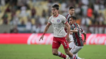 AME9090. RÍO DE JANEIRO (BRASIL), 08/08/2023.- Vinícius Moreira de Lima (d) de Fluminense disputa un balón con Federico Redondo de Argentinos hoy, en un partido de los octavos de final de la Copa Libertadores entre Fluminense y Argentinos Juniors en el estadio Maracaná?? en Río de Janeiro (Brasil). EFE/ Andre Coelho
