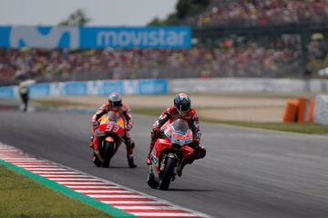 Márquez persiguiendo a Jorge Lorenzo. 