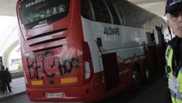 El autobús del Sevilla amaneció con pintadas en Portugal