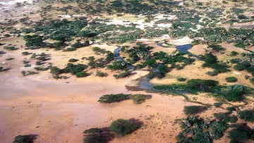 Photos appear to show evidence of giant cracks forming in parts of Kenya and Ethiopa, but they are not quite what they seem.