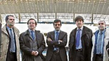 <b>EQUIPO. </b>Badiola (en el centro de la imagen) posó ayer en Anoeta con los integrantes de su Consejo que opta a dirigir la Real Sociedad.
