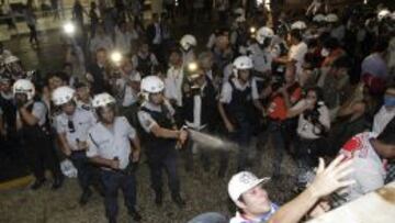 PROTESTAS CONTRA EL GOBIERNO. La Polic&iacute;a dispersa a los indignados brasile&ntilde;os utilizando gases lacrim&oacute;genos.