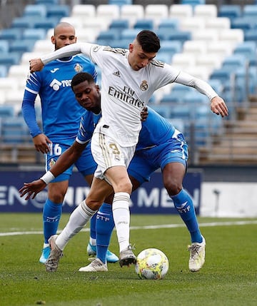 La perla (19 años) más cotizada del Castilla. Muy seguido por varios clubes europeos y unos cuantos más del fútbol profesional español (Valladolid, Zaragoza…), una reciente (y grave) lesión de rodilla de la que está felizmente recuperado sólo supuso un paréntesis en su carrera. De zurda privilegiada, con recorrido y disparo, lo suyo es talento innato. Junto a Blanco va a ser el más cortejado este verano…

