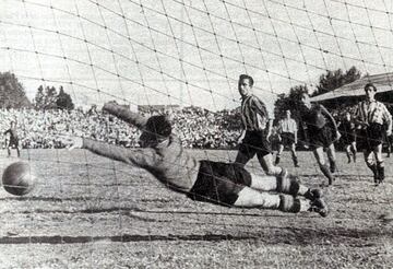 Años en el club: 1934-1948 | Goles totales con el FC Barcelona: 158