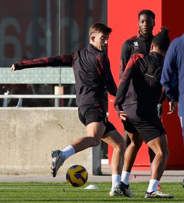 Kike Salas durante el entrenamiento de esta mañana en Sevilla. 