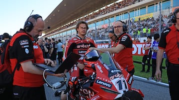 Nicolò Bulega, junto a su equipo, en la parrilla de salida de Portimao.