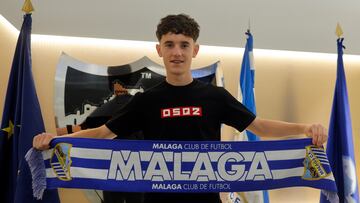 Aarón Ochoa, posando con una bufanda del Málaga CF.