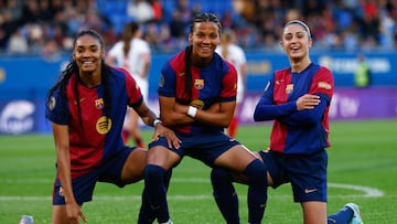 SANT JOAN DESPI (BARCELONA), 16/04/2025.- La centrocampista del FC Barcelona Vicky López (c) celebra su gol junto a la delantera Salma Paralluelo (i) y la defensa Jana Fernández (d) durante el encuentro correspondiente a la jornada 26 de la Liga F entre FC Barcelona y el Sevilla FC en el estadio Johan Cruyff de la localidad barcelonesa de Sant Joan Despi. EFE/ Quique García