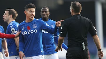 James Rodríguez durante un partido con Everton.