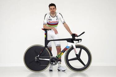 Dumoulin ya luce el maillot arcoíris de campeón del mundo