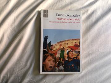 En estos días sin fútbol, la emoción de éste puede encontrarse en los libros. Uno de los mejores jamás escritos, 'Historias del Calcio', de Enric González. Editado en 2007, ya un clásico. Si lo has leído, puedes recuperarlo para arrancarte el 'mono' de balón. Si no, estos días son idóneos. "Una crónica de Italia a través del fútbol", se vende. Es más. Es un libro inolvidable. Como también 'Historias de Nueva York', del mismo autor. Leer a Enric González siempre es apuesta segura.