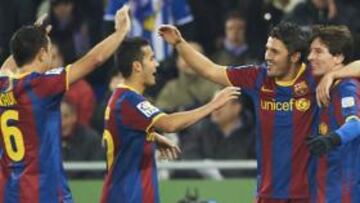 <b>FELICIDAD. </b>El mejor creador de juego, Xavi, se acerca a felicitar al tridente Pedro, Villa y Messi.