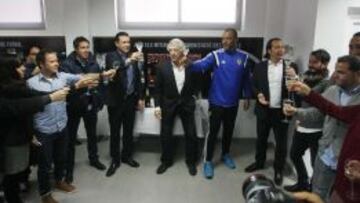 Salvo, Sol, Nuno y Rufete brindan con la prensa.