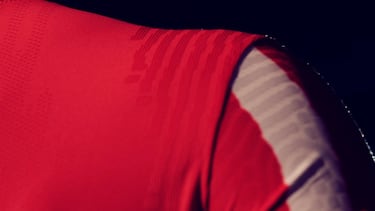 Según el propio Atlético, la nueva equipación 'encarna los valores imperecederos del club a través de una interpretación clásica de sus famosos colores'. Tiene un cuello clásico y las franjas rojas y blancas ligeramente distorsionadas para darle un toque 