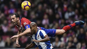 Godín salta por encima de Naldo durante el Atlético-Espanyol.