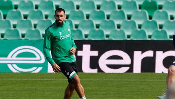 Borja Iglesias durante un entrenamiento con el Betis.