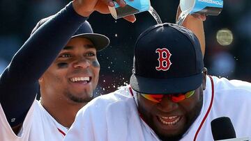 Xander Bogaerts celebra junto a David Ortiz el en&eacute;simo triunfo de los Boston Red Sox.