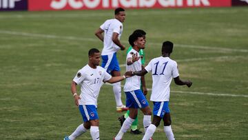 AME7951. TEGUCIGALPA (HONDURAS), 20/06/2022.- Jugadores de Cuba celebran hoy tras anotar contra San Cristóbal y Nieves, durante un partido por el Campeonato Sub-20 de la Concacaf rumbo al Mundial Indonesia 2023, en el Estadio Nacional de Tegucigalpa (Honduras). EFE/Gustavo Amador
