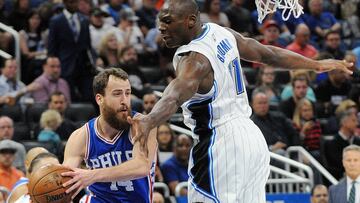 MIA109. ORLANDO ( FL. EE.UU.), 09/02/2017.- El jugador de Sixers Sergio Rodríguez (i) trata de pasar el balón ante la marca de Bismack Biyombo (i), de Sixers, hoy, jueves 9 de febrero de 2017, durante un partido por la NBA entre Magic y Sixers, en el Amway Center de Orlando, Florida (EE.UU.). EFE/Gerardo Mora