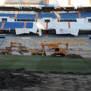 El interior del estadio del Real Madrid presenta durante estos días un aspecto muy diferente. Escombros y maquinaria son los protagonistas ahora sobre el césped del Bernabéu. El levantamiento del césped es ya casi total y en su lugar están los restos que dejan las máquinas en el proceso de remodelación.