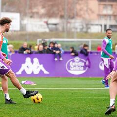 John, ausente en una sesión con mucho público