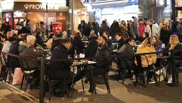 05 December 2020, England, London: People are seen outside a bar in Soho square after coronavirus restrictions were relaxed following the end of the second national lockdown in England. Photo: Aaron Chown/PA Wire/dpa
05/12/2020 ONLY FOR USE IN SPAIN