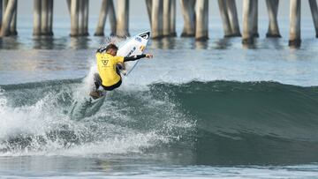 Yago Dominguez surfeando en Huntington Beach (California, Estados Unidos) con la licra amarilla del Vissla ISA World Junior Surf Championship.