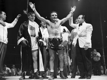 Jake LaMotta, 'Toro Salvaje', nació en Nueva York en 1921. Peleó en 106 combates de los que ganó 83 (30 por KO). Su gran rival fue Sugar Ray Robinson, al que ganó la segunda vez que se enfrentaron siendo el primer boxeador que conseguía vencerle. 
El 16 de junio de 1949 consiguió por KO el tí­tulo mundial de los pesos medios ante Marcel Cerdan. En la tercera defensa del título, el 14 de febrero de 1951, perdió ante Sugar Ray Robinson en una pelea que se bautizó como 'La matanza de San Valentín' debido a su crudeza. El 14 de abril de 1954 se subió al ring por última vez.
Después de su retirada compró un club nocturno. Tras perderlo por diversos problemas legales inició una carrera como comediante.
La película basada en su vida, Toro Salvaje, tuvo 8 nominaciones a los Óscar y se llevó 2 estatuillas (mejor montaje y mejor actor para Robert DeNiro).
En la imagen tras vencer a Tiberio Mitri en la primera defensa del tí­tulo mundial de pesos medios.