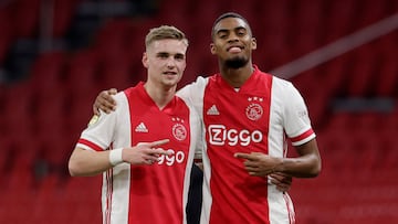 Kenneth Taylor y Ryan Gravenberch con el Ajax