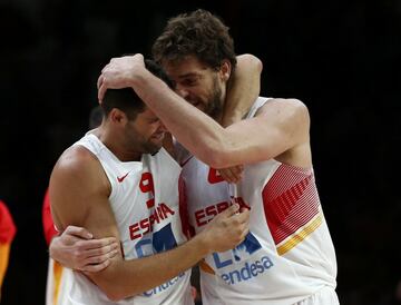 El retorno de Pau Gasol tras casi dos a?os en el dique seco ha dado lugar a una curiosidad: que Felipe sea el penúltimo de esa generación conocida como los Juniors de Oro. Al menos, al más alto nivel: Raúl López, Berni Rodríguez y compa?ía dijeron adiós, y solo Carlos Cabezas sigue en activo, en Uruguay. Ambos, Pau y Felipe, se vieron las caras en la final de la Liga Endesa, pero el Felipe no jugó en la derrota del Real Madrid, que perdió el título ante el Bar?a. Pau alargará su trayectoria hasta, al menos, los Juegos Olímpicos de Tokio. Y Felipe se despide tras una carrera llena de méritos.