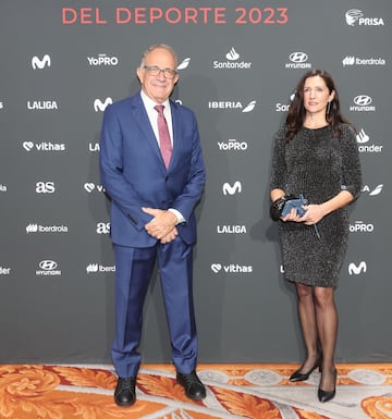 José Luis López Cerrón, Presidente de la Federación Española de Ciclismo y Asunción Loriente , presidenta de la Federación Españoal de Remo, posan en el photocall de los Premios AS del Deporte 2023.
