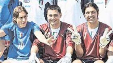 <b>VICTORIOSO BUFFON.</b> Italia realizó ayer su foto oficial antes del Mundial y Gianluigi Buffon, tras prestar declaración judicial un día antes, se veía victorioso.