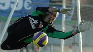 <b>EN CARTERA. </b>Caballero se lanza a por un balón en un entrenamiento con el Elche.