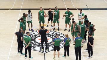 El Uniaja, en círculo antes del entrenamiento.