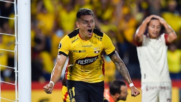 Ecuador's Barcelona Carlos Garces celebrates after scoring against Peru's Universitario during the Copa Libertadores football match at the Monumental de Guayaquil stadium in Guayaquil, Ecuador, on February 23, 2022. (Photo by Rodrigo BUENDIA / AFP)