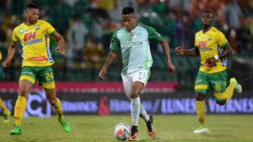 Andrés Rentería con la posesión del balón durante el juego entre Atlético Nacional y Atlético Huila