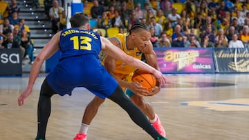 LAS PALMAS DE GRAN CANARIA. 23/11/2025.- El base estadounidense del Dreamland Gran Canaria Isaiah Wong (d) intenta superar al base checo del Barcelona Tomas Satoransky durante el partido de la octava jornada de la Liga de Endesa, que ambos han disputado este domingo en el Gran Canaria Arena. EFE/Ángel Medina G.
