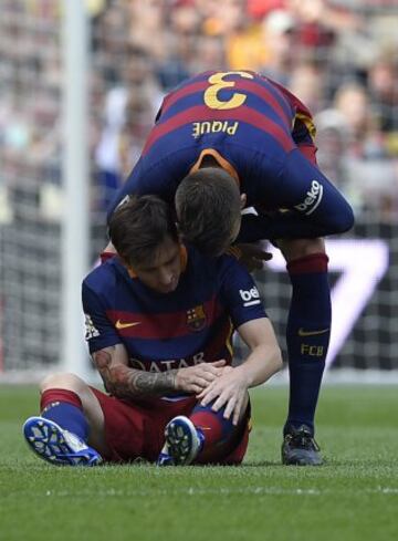 Messi consolado por su compañero Piqué.