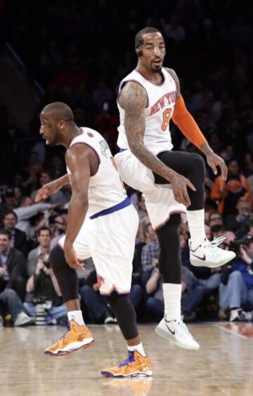 Raymond Felton y J.R. Smith.