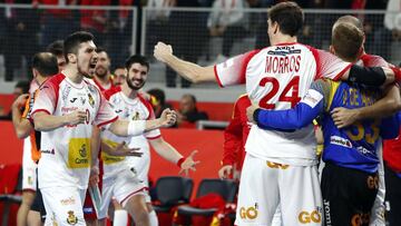 Handball - Men&#039;s EHF European Handball Championship - preliminary round Group D - Hungary v Spain - Arena Varazdin, Varazdin, Croatia - January 15, 2018.  Spain&#039;s players celebrates winning. REUTERS/Ognen Teofilovski