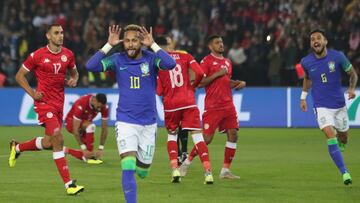 Paris (France), 27/09/2022.- Neymar (2-L) of Brazil celebrates after scoring the 3-1 lead from the penalty spot during the International Friendly soccer match between Brazil and Tunisia in Paris, France, 27 September 2022. (Futbol, Amistoso, Brasil, Francia, Túnez, Túnez) EFE/EPA/MOHAMMED BADRA
