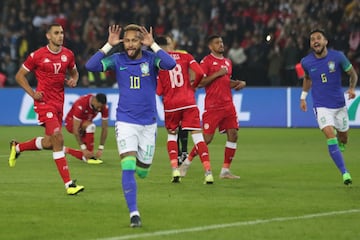 Neymar celebra un gol de penalti contra Tnez. 