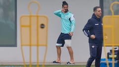 Isco, durante este martes en la Ciudad Deportiva del Betis, con un vendaje en su pierna izquierda.