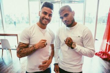Tito Villalba y Josef Martínez muestran orgullosos sus nuevos "juguetes"; ambos fueron piezas clave para el título de la temporada anterior
