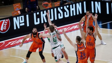 Marius Grigonis anota la canasta de la victoria para el Zalgiris ante el Valencia Basket.