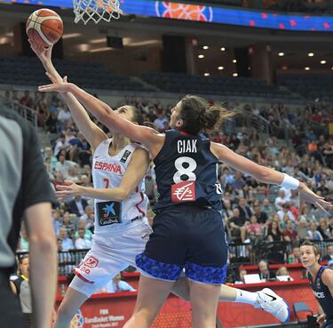 Alba Torrens y Helena Ciak.