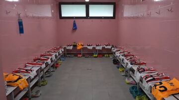 13-04-25. IMAGEN DEL VESTUARIO DEL SPORTING EN EL ESTADIO PEPICO AMAT DE ELDA.