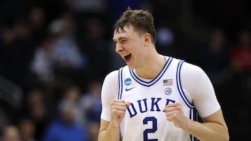 Cooper Flagg, ala-pívot de Duke Blue Devils, sonríe ante Arizona Wildcats en la ronda Sweet Sixteen del March Madness de la NCAA.