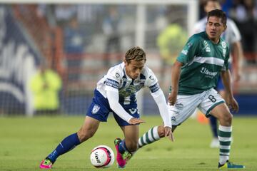 Julio Enrique Gómez fue una de las grandes figuras de la Selección Mexicana sub-17 que levantó el título de campeón en el Mundial sub-17 en nuestro país. Poco después del torneo, se habló de un supuesto interés del Barcelona. ‘La Momia’ debutó en la primera división con Pachuca en septiembre de 2012, con 16 años. Jesús Martínez, dueño de los Tuzos, señaló varias veces que al futbolista le faltaba mejorar. Tras salir de esta institución pasó por Chivas, Correcaminos, Cafetaleros, Chiapas, Coras, Zacatepec, Cruz Azul Hidalgo y Loros de Colima. Actualmente tiene 26 años y juega con el San José FC de la LBM.