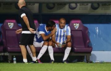 Miguel Torres habla con Amrabat en el banquillo después de ser sustituido por Samu Castillejo.